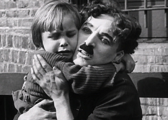 La imagen de Charles Chaplin abrazando al niño donde ambos expresan con su gesto el temor a que alguien les separe y al mismo tiempo la necesidad de estar juntos y el amor que se tienen el uno por el otro.